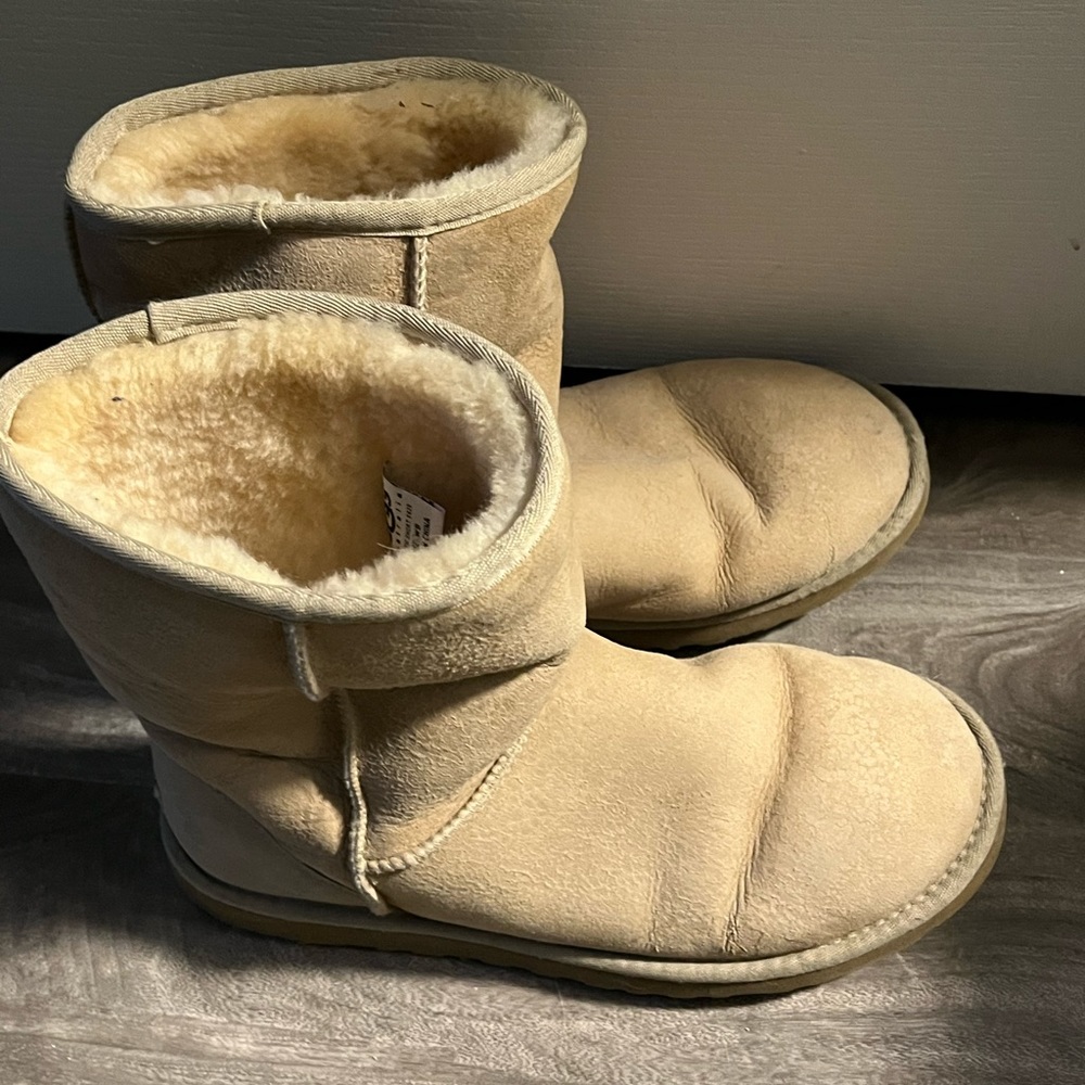 Size 9 women’s UGG classic short boot II in beige/tan